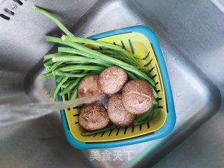 酱烧肉末香菇丁步骤1