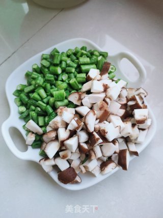 酱烧肉末香菇丁步骤2