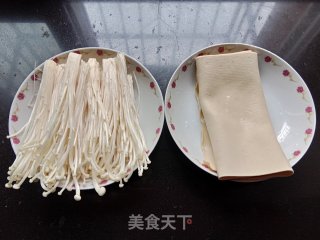 千张金针菇卷步骤1