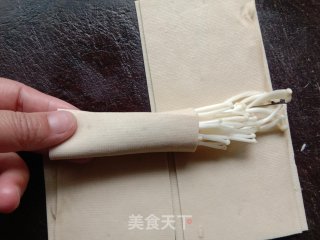 千张金针菇卷步骤3