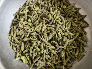 蒜瓣辣椒炒楮桃穗步骤1