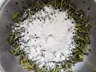 蒜瓣辣椒炒楮桃穗步骤5