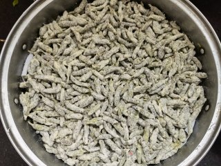 蒜瓣辣椒炒楮桃穗步骤7