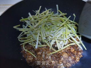 手撕小笋炒肉步骤5