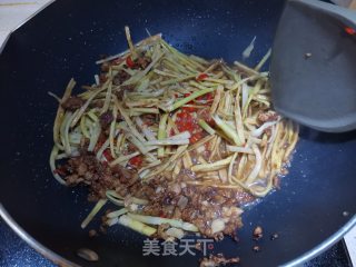 手撕小笋炒肉步骤8