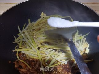 手撕小笋炒肉步骤6