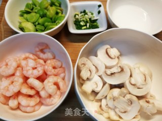    春天清淡美食～ 蚕豆虾仁烩蘑菇步骤5