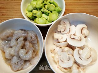   春天清淡美食～ 蚕豆虾仁烩蘑菇步骤3