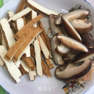 香菇香干炒白菜步骤1