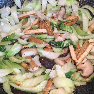 香菇香干炒白菜步骤4