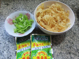 青椒榨菜丝炒豆腐皮步骤1