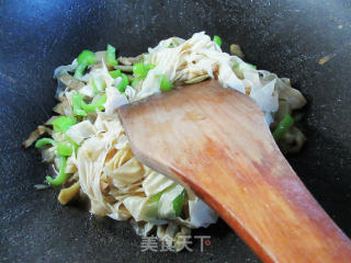 青椒榨菜丝炒豆腐皮步骤7
