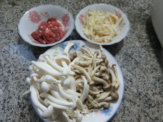 肉丝笋丝炒双菇步骤1