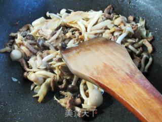 肉丝笋丝炒双菇步骤7