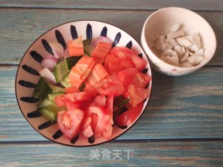 咸蛋清炒黄瓜西红柿毛葱步骤2