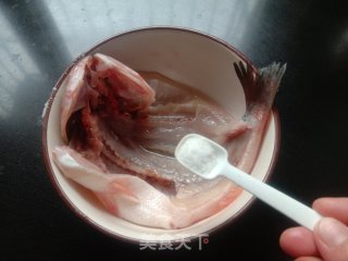 干烤鲈鱼步骤1