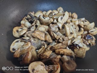 芹菜蘑菇烧鸡步骤3
