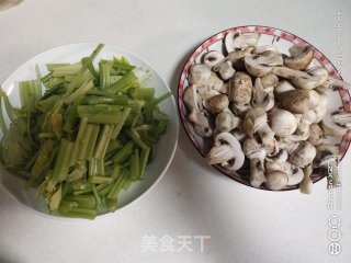 芹菜蘑菇烧鸡步骤1