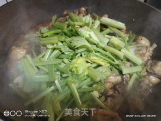芹菜蘑菇烧鸡步骤6