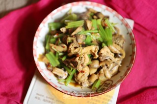 芹菜蘑菇烧鸡步骤7