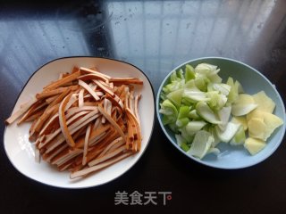 大葱炒香干步骤1