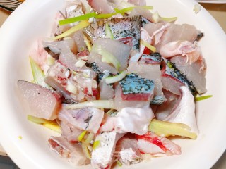 麻辣酸菜豆腐鱼步骤2