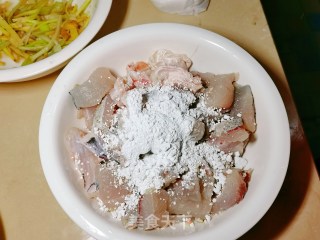 麻辣酸菜豆腐鱼步骤3