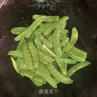 荷兰豆炒鲍鱼步骤6
