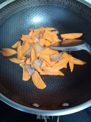 腊肉炒红萝卜步骤4