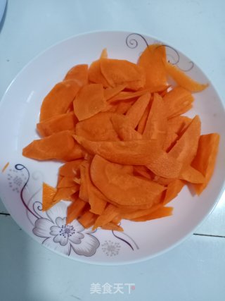 腊肉炒红萝卜步骤1