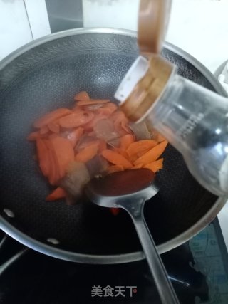 腊肉炒红萝卜步骤6