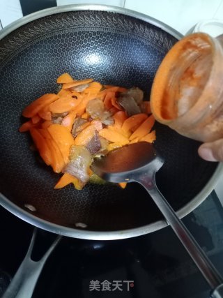 腊肉炒红萝卜步骤7