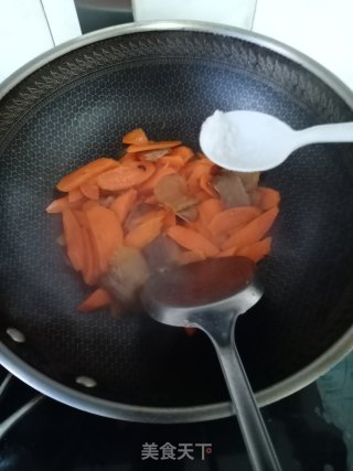 腊肉炒红萝卜步骤5
