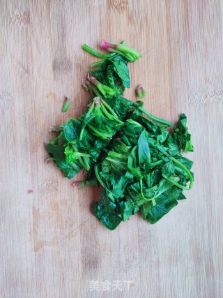 香菇炒菠菜步骤3