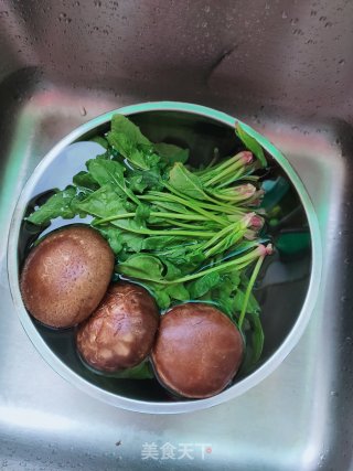 香菇炒菠菜步骤1