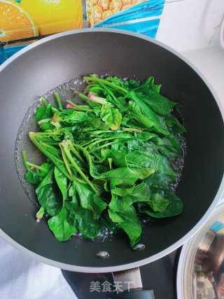 香菇炒菠菜步骤2