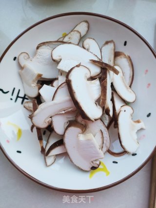 香菇炒菠菜步骤4
