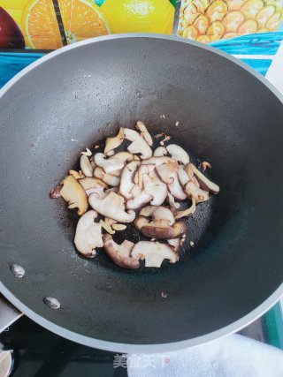 香菇炒菠菜步骤7