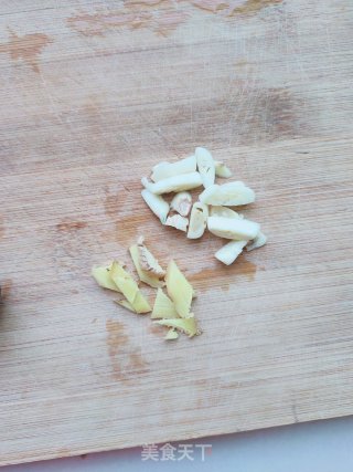 香菇炒菠菜步骤5