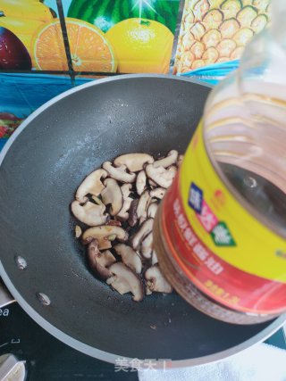 香菇炒菠菜步骤8