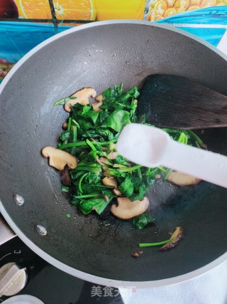 香菇炒菠菜步骤12