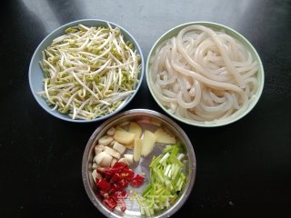 黄豆芽炒红薯粉步骤1