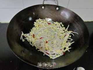 黄豆芽炒红薯粉步骤3