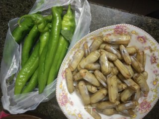 蛏子爆炒青椒步骤1