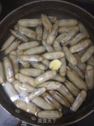 蛏子爆炒青椒步骤2
