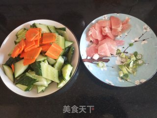黄瓜胡萝卜片炒肉步骤1