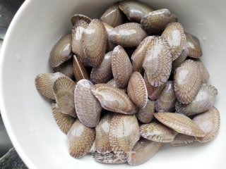 红糟炒油蛤步骤1