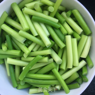 蒜苔炒杏鲍菇步骤2