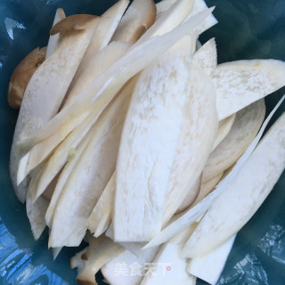 蒜苔炒杏鲍菇步骤3