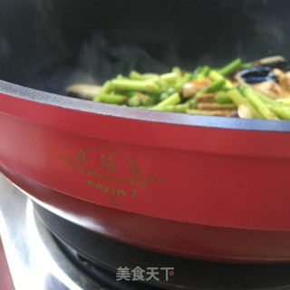 蒜苔炒杏鲍菇步骤8
